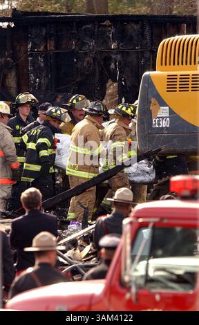 21. Februar 2003 - USA - KEINE MAGIE, KEINE VERKÄUFE -- KRT US-NACHRICHTEN SCHLEPPTE: CLUBFIRE KRT FOTO VON MARY MURPHY/PROVIDENCE JOURNAL (21. Februar) WEST WARWICK, RI -- Feuerwehrmänner tragen die Leiche eines Opfers aus den Trümmern Freitag, 21. Februar 2003, in einem Nachtclub, wo ein Feuer Dutzende tötete und mehr als 150 verletzte. (gsb) 2003 (Kreditbild: © Providence Journal/mct/ZUMAPRESS.com) Stockfoto