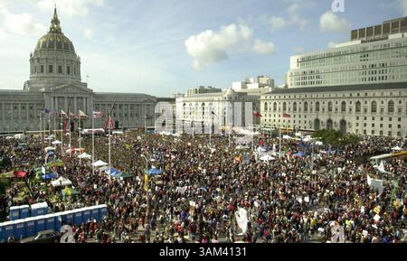 16. Februar 2003 - USA - KRT US NEWS STORY SCHLEPPTE: USIRAQ-DEMOS KRT FOTO VON BOB PEPPING/CONTRA COSTA TIMES (16. Februar) SAN FRANCISCO, CA -- nach einem marsch auf der Market Street in San Francisco versammelte sich eine riesige Menschenmenge in und um Civic Plaza zu einer Anti-Kriegs-Kundgebung am Sonntag, 16. Februar 2003. (nk) 2003 (Kreditbild: © Bob Pepping/mct/ZUMAPRESS.com) Stockfoto