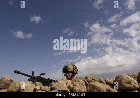 19. Februar 2003 - US-KRT WORLD NEWS STORY SLUGGED: AFGHANISCH-US KRT FOTO VON DAVID SWANSON/PHILADELPHIA INQUIRER (21. Februar) Ein US-Soldat wacht in Baghran Valley, 19. Februar 2003. Im Baghran-Tal südlich des Helmond-Flusses stürzten Truppen in der Operation Viper ab, eine Operation, die voraussichtlich drei Wochen dauern wird, während Soldaten von Dorf zu Dorf und Haus zu Haus ziehen, um nach militärischem Material und Anzeichen von Taliban- und Al-Qaida-Sympathisanten zu suchen. (lde) 2003 (Bild: © Philadelphia Inquirer/mct/ZUMAPRESS.com) Stockfoto