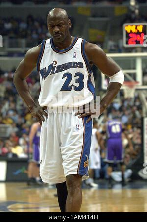 7. März 2003 – USA – KRT SPORTS STORY SLUGGED: BUCKS-WIZARDS KRT FOTO VON HARRY E. WALKER/KRT – WASHINGTON, DC, (7. März) – Washington Wizards Michael Jordan (23) während ihres Spiels gegen die Washington Wizards, gespielt am Freitag Abend im MCI Center in Washington, D.C. (HEW) 2003 (Bild: © Harry Walker/mct/ZUMAPRESS.com) Stockfoto
