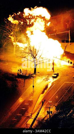 12. Februar 2004 - USA - KRT STAND ALONE US NEWS FOTO SCHLEPPTE: GASEXPLOSION KRT FOTO VON JOHN COSTELLO/PHILADELPHIA INQUIRER (13. Februar) PHILADELPHIA, PA -- Flammen füllen die Luft, nachdem eine Gasleitung in Philadelphia, Pennsylvania, am Freitag, den 13. Februar 2004 zerstört wurde. (gsb) 2004 (Bild: © John Costello/mct/ZUMAPRESS.com) Stockfoto