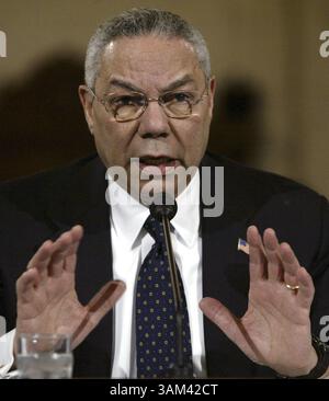 12. Februar 2004 - US - KRT US NEWS STORY SLUGGED: GRÜNES KRT FOTO VON CHUCK KENNEDY/KRT (12. FEBRUAR) WASHINGTON, DC - Außenminister Colin Powell sagt vor dem Senat Foreign Relations Committee am Capitol Hill aus Donnerstag, 12. Februar 2004. (cwk) (Kreditbild: © Chuck Kennedy/mct/ZUMAPRESS.com) Stockfoto