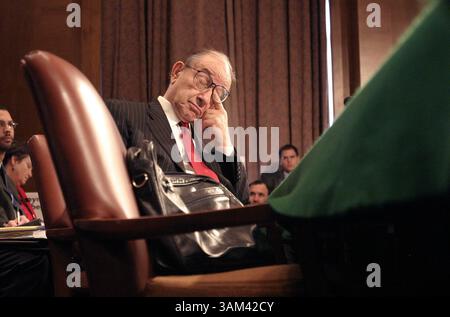 12. Februar 2004 - US-KRT US-NEWS-STORY SLUGGED: GREENSPAN KRT FOTO VON CHUCK KENNEDY/KRT (12. FEBRUAR) WASHINGTON, DC - der Vorsitzende des Federal Reserve Board Alan Greenspan legt am Donnerstag, den 12. Februar 2004, vor dem Senat Bank-, Wohnungsbau- und Stadtwirtschaftsausschuss auf dem Capitol Hill seinen Bericht über die Geldpolitik vor. (cwk) (Kreditbild: © Chuck Kennedy/mct/ZUMAPRESS.com) Stockfoto