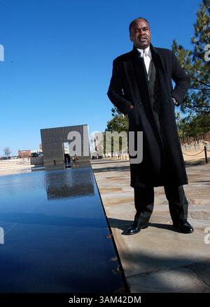 12. Februar 2004 - USA - KRT US NEWS STORY SLUGGED: OKLAHOMACITY-MEMORIAL KRT FOTO VON JEFFREY HADERTHAUER/CHICAGO TRIBUNE (18. Februar) John Cole, am Oklahoma City National Memorial am 12. Februar 2004, möchte, dass der Standort unter der Kontrolle des National Park Service steht, um seine Langlebigkeit zu gewährleisten. (gsb) 2004 (Bild: © Jeffrey Haderthauer/mct/ZUMAPRESS.com) Stockfoto