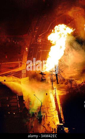 12. Februar 2004 - USA - KRT STAND ALONE US NEWS FOTO SCHLEPPTE: GASEXPLOSION KRT FOTO VON JOHN COSTELLO/PHILADELPHIA INQUIRER (13. Februar) PHILADELPHIA, PA -- Flammen füllen die Luft, nachdem eine Gasleitung in Philadelphia, Pennsylvania, am Freitag, den 13. Februar 2004 zerstört wurde. (gsb) 2004 (Bild: © John Costello/mct/ZUMAPRESS.com) Stockfoto