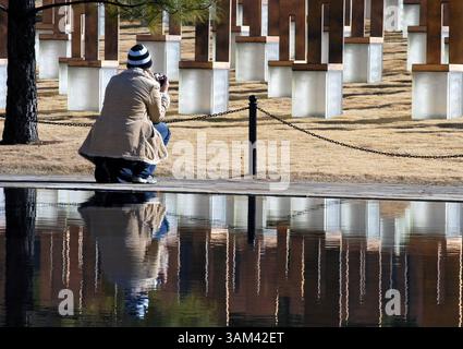 12. Februar 2004 - USA - KRT US-NEWS-STORY SLUGGED: OKLAHOMACITY-MEMORIAL KRT FOTO VON JEFFREY HADERTHAUER/CHICAGO TRIBUNE (18. Februar) die Stühle im Oklahoma City National Memorial, die die Toten des Bombenanschlags auf Bundesgebäude darstellen, die am 12. Februar 2004 gezeigt wurden, sind derzeit nicht erlaubt, da die große Anzahl von Besuchern das Gras abgenutzt hat. (gsb) 2004 (Bild: © Jeffrey Haderthauer/mct/ZUMAPRESS.com) Stockfoto