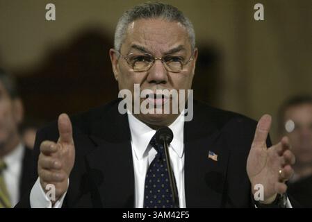 12. Februar 2004 - US - KRT US NEWS STORY SLUGGED: GRÜNES KRT FOTO VON CHUCK KENNEDY/KRT (12. FEBRUAR) WASHINGTON, DC - Außenminister Colin Powell sagt vor dem Senat Foreign Relations Committee am Capitol Hill aus Donnerstag, 12. Februar 2004. (cwk) (Kreditbild: © Chuck Kennedy/mct/ZUMAPRESS.com) Stockfoto