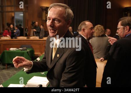12. Februar 2004 - US - KRT US NEWS STORY SLUGGED: IMMIGRATION KRT FOTO VON CHUCK KENNEDY/KRT (12. FEBRUAR) WASHINGTON, DC - Asa Hutchinson, Untersekretärin des Direktorats für Homeland Security for Border and Transportation Security Directorate; Eduardo Aguirre, Direktor der U.S. Citizenship and Immigration Services im Homeland Security Department; Steven Law, stellvertretender Sekretär der Arbeit; erscheinen vor einer Anhörung des Senats für die Beurteilung eines vorübergehenden Gastarbeiters. Komitee auf Capitol Hill Donnerstag, 12. Februar 2004. (cwk) (Kreditbild: © Chuck Kennedy/mct/ZUMAPRESS.com) Stockfoto