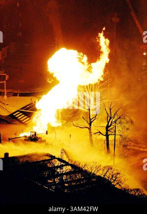 12. Februar 2004 - USA - KRT STAND ALONE US NEWS FOTO SCHLEPPTE: GASEXPLOSION KRT FOTO VON JOHN COSTELLO/PHILADELPHIA INQUIRER (13. Februar) PHILADELPHIA, PA -- Flammen füllen die Luft, nachdem eine Gasleitung in Philadelphia, Pennsylvania, am Freitag, den 13. Februar 2004 zerstört wurde. (gsb) 2004 (Bild: © John Costello/mct/ZUMAPRESS.com) Stockfoto
