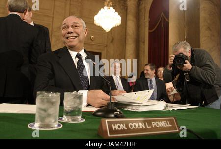 12. Februar 2004 - US-KRT US-NEWS-STORY SLUGGED: GREENSPAN KRT FOTO VON CHUCK KENNEDY/KRT (12. FEBRUAR) WASHINGTON, DC - der Vorsitzende des Federal Reserve Board Alan Greenspan legt am Donnerstag, den 12. Februar 2004, vor dem Senat Bank-, Wohnungsbau- und Stadtwirtschaftsausschuss auf dem Capitol Hill seinen Bericht über die Geldpolitik vor. (cwk) (Kreditbild: © Chuck Kennedy/mct/ZUMAPRESS.com) Stockfoto