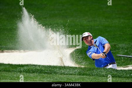 3. Mai 2014 – Charlotte, NC, USA – J.B. Holmes sprengt am Samstag, den 3. Mai 2014 im Quail Hollow Club in Charlotte, N.C., auf dem 4. Green aus dem Sand. (Kreditbild: © Todd Sumlin/MCT/ZUMAPRESS.com) Stockfoto