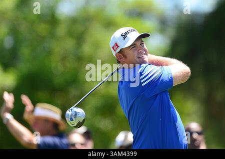 3. Mai 2014 – Charlotte, NC, USA – J.B. Holmes beobachtet seine Fahrt vom vierten Abschlag während der dritten Runde der Wells Fargo Championship im Quail Hollow Club in Charlotte, N.C., am Samstag, den 3. Mai 2014. (Kreditbild: © Todd Sumlin/MCT/ZUMAPRESS.com) Stockfoto