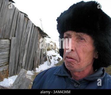22. Februar 2004 - USA - KRT WORLD NEWS STORY SLUGGED: RUSSLAND-ARMES KRT FOTO VON MARK MCDONALD/KRT (11. März) Michail Husnodinov, 65, und seine Frau leben im ländlichen Muslumovo, Russland, mit Renten von insgesamt 98 US-Dollar pro Monat. "Wir sind alle an unserer Grenze", sagte er. 'Der nächste Halt für uns alle ist der Friedhof.'' (lde) 2004 (Bild: © Mark McDonald/mct/ZUMAPRESS.com) Stockfoto