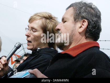 14. März 2004 - US-KRT US-NEWS STORY SLUGGED: PEACEMARCH KRT FOTO VON DEE MARVIN/KRT (14. März) CAMDEN, DE - Jane und James Bright aus West Hills, Kalifornien, sprechen am Sonntag, den 14. März 2003 vor der Dover Air Force Base in Delaware. Jane Bright Sohn Evan Ashcraft wurde am 24. Juli 2003 im Irak getötet. (Mvw) 2004 (Kreditbild: © Dee Marvin/mct/ZUMAPRESS.com) Stockfoto