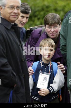 März 17, 2004 - USA - KEINE MAGIE, KEINE VERKÄUFE -- KRT US NEWS STORY SLUGGED: GAYPASTOR KRT FOTO VON DEAN RUTZ/SEATTLE TIMES (17. März) Pfarrer Karen Dammann, Zentrum, mit ihrem Sohn Beckett, in Bothell, Washington, am Mittwoch, 17. März 2004. (Mvw) 2004 (Credit Image: © Dean Rutz/mct/ZUMAPRESS.com) Stockfoto