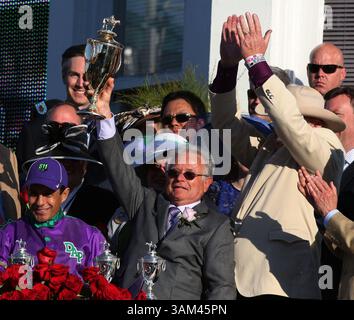 Mai 2014: Louisville, Kentucky, USA S - California Chrome Trainer Art Sherman hält die Kentucky Durby Winner Trophy. Am Samstag, den 3. Mai 2014, in Louisville, Kentucky. (Bild: © Ernest Coleman/ZUMAPRESS.com) Stockfoto