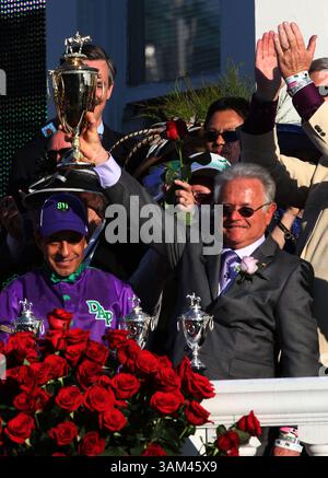 Mai 2014: Louisville, Kentucky, USA S - California Chrome Trainer Art Sherman hält die Kentucky Durby Winner Trophy. Am Samstag, den 3. Mai 2014, in Louisville, Kentucky. Jockey Victor Espinoza sieht auf der linken Seite. (Bild: © Ernest Coleman/ZUMAPRESS.com) Stockfoto