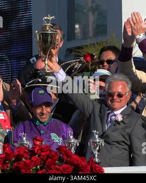 Mai 2014: Louisville, Kentucky, USA S - California Chrome Trainer Art Sherman hält die Kentucky Durby Winner Trophy. Am Samstag, den 3. Mai 2014, in Louisville, Kentucky. Jockey Victor Espinoza sieht auf der linken Seite. (Bild: © Ernest Coleman/ZUMAPRESS.com) Stockfoto