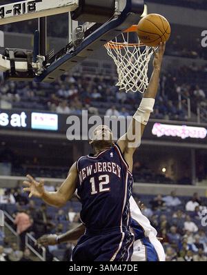31. März 2004 – USA – KRT SPORTS STORY SLUGGED: NETS-WIZARDS KRT FOTO VON HARRY E. WALKER/KRT (März 31) – WASHINGTON, DC – New Jersey Nets Lucious Harris (12) macht ein Reverse-Lay-Up während ihres Spiels im MCI Center in Washington, D.C. am Mittwoch Abend. (hew) 2004 (Bild: © Harry Walker/mct/ZUMAPRESS.com) Stockfoto