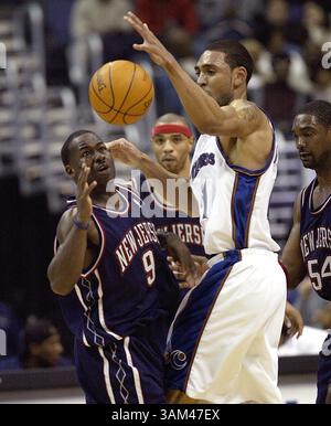 31. März 2004 – USA – KRT SPORTS STORY SLUGGED: NETS-WIZARDS KRT FOTOGRAFIE VON HARRY E. WALKER/KRT (März 31) – WASHINGTON, DC – New Jersey Nets Anthony Goldwire (9) kämpft um den verlorenen Ball mit Washington Wizards Jared Jeffries (1) während ihres Spiels im MCI Center in Washington, D.C., Mittwochabend. (hew) 2004 (Bild: © Harry Walker/mct/ZUMAPRESS.com) Stockfoto
