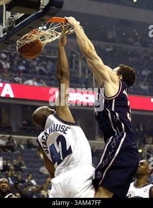 31. März 2004 - USA - KRT SPORTS STORY SLUGGED: NETS-WIZARDS KRT FOTO VON HARRY E. WALKER/KRT (März 31) -- WASHINGTON DC -- New Jersey Nets Aaron Williams (34) Slam dunks over Washington Wizards Jerry Stackhouse (42) während ihres Spiels im MCI Center in Washington, D.C., Mittwochabend. (hew) 2004 (Bild: © Harry Walker/mct/ZUMAPRESS.com) Stockfoto