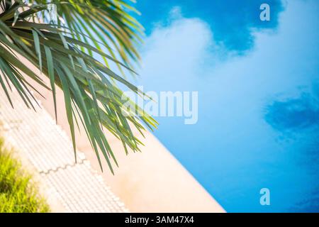 Eine Makroaufnahme aus Nahaufnahme, die die feinen Details einer Schwimmbadszene – Wasser, strukturierte Oberflächen und Lichtreflexionen – erfasst und die Summe bringt Stockfoto