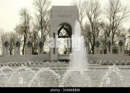 7. April 2004 - USA - KRT STAND ALONE US NEWS PHOTO SLUGGED: WORLDWARII KRT PHOTOGRAPHIE VON NIKKI KAHN/KRT (8. April) WASHINGTON, DC - die gedenkstätte plaza und der Rainbow Pool sind im National World war II Memorial zu sehen. Der hier gezeigte Pacific Memorial Pavilion markiert den Eingang am südlichen Ende der plaza. (nk) 2004 (Bild: © Nikki Kahn/mct/ZUMAPRESS.com) Stockfoto