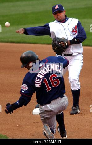12. April 2004 – USA – KRT SPORTS STORY SLUGGED: ZWILLINGE-INDIANS KRT FOTO VON BOB DEMAY/AKRON BEACON JOURNAL (12. April) Cleveland, OH – Cleveland's zweiter Baseman Ronnie Belliard verdoppelt die Twins' Jose Offerman im sechsten Inning, als er am Montag, den 12. April 2004 einen Doug Mientkiewicz auf dem Jacobs Field in Cleveland, Ohio, überwirft. (Mvw) 2004 (Kreditbild: © Bob Demay/mct/ZUMAPRESS.com) Stockfoto