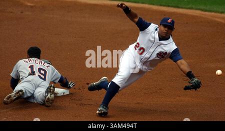 17. April 2004 - USA - KRT SPORTS STORY SLUGGED: TIGER-INDIANS KRT FOTO VON ED SUBA JR./AKRON BEACON JOURNAL (17. April) CLEVELAND, OH -- Cleveland Indians zweiter Baseman Ronnie Belliard (20) kann keinen Bodenball in das Loch schlagen, als Alex Sanchez (19) von den Detroit Tigers während der ersten Inning-Action auf den zweiten Platz rutscht. Die Tigers besiegten die Indians am Samstag, den 17. April 2004, im Jacobs Field in Cleveland, Ohio. (cdm) 2004 (Kreditbild: © Ed Suba Jr/mct/ZUMAPRESS.com) Stockfoto