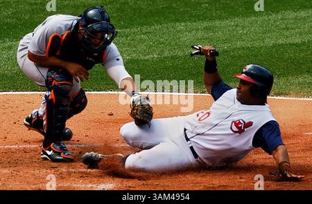 17. April 2004 - USA - KRT SPORTS STORY SLUGGED: TIGER-INDIANS KRT FOTO VON ED SUBA JR./AKRON BEACON JOURNAL (17. April) CLEVELAND, OH -- Cleveland Indians zweiter Baseman Ronnie Belliard (20) wird von Detroit Tigers Catcher Ivan Rodriguez vervielfältigt und während des fünften Inning Action verdoppelt. Die Tigers besiegten die Indians am Samstag, den 17. April 2004, im Jacobs Field in Cleveland, Ohio. (cdm) 2004 (Kreditbild: © Ed Suba Jr/mct/ZUMAPRESS.com) Stockfoto