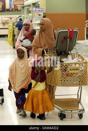 23. April 2004 - USA - KEINE MAGIE, KEINE VERKÄUFE -- KRT US-NACHRICHTENGESCHICHTE SCHLEPPTE: SOMALIS KRT FOTO VON HARLEY SOLTES/SEATTLE TIMES (9. Mai) Fatuma Maliko, der Baby hält, bekommt im April 2004 eine Einkaufen-Lektion von seiner Miteinwanderin Khadra Mohamed in einem Safeway-Geschäft in Seattle, Washington. Kinder Amina Abdalla, Meynun Abdalla werden ebenfalls gezeigt. (nk) 2004 (Vielfalt) (Bild: © Harley Soltes/mct/ZUMAPRESS.com) Stockfoto