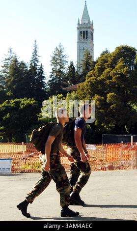 23. April 2004 - USA - KRT US NEWS STORY SLUGGED: CMP-ROTC KRT FOTO VON KARL MONDON/CONTRA COSTA TIMES (2. Mai) UC Berkeley Senior und ROTC Student Andrew Vincent (rechts) ist ein bisschen herausragendes an der liberalen Universität in Berkeley, Kalifornien. In seinen Ermüdungen und zusammen mit den Neulingen Joseph Colangelo wandern die beiden am Freitag, den 23. April 2004, mit 45 Pfund Sand in ihren Rucksäcken über den Campus. (cdm) 2004 (Vielfalt) (Bild: © Karl Mondon/mct/ZUMAPRESS.com) Stockfoto