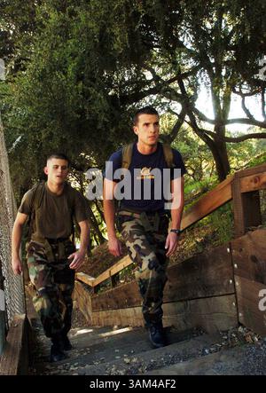 23. April 2004 - USA - KRT US NEWS STORY SLUGGED: CMP-ROTC KRT FOTO VON KARL MONDON/CONTRA COSTA TIMES (2. Mai) UC Berkeley Senior und ROTC Student Andrew Vincent (rechts) ist ein bisschen herausragendes an der berühmten liberalen Universität in Berkeley, Kalifornien. (cdm) 2004 (Vielfalt) (Bild: © Karl Mondon/mct/ZUMAPRESS.com) Stockfoto
