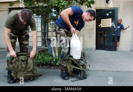 23. April 2004 - USA - KRT US-NEWS-STORY SCHLEPPTE: CMP-ROTC KRT FOTO VON KARL MONDON/CONTRA COSTA TIMES (2. Mai) UC Berkeley ROTC Student Andrew Vincent (rechts) lädt 45 Pfund Sandsäcke in seinen Rucksack, bevor er am Freitag, 23. April 2004 mit dem Neuling Joseph Colangelo zu Fuß geht. Die beiden konnten Michael Erazo nicht interessieren, das ROTC-Büro für einen zermürbenden Jäger in den Berkeley Hills zu verlassen. (cdm) 2004 (Vielfalt) (Bild: © Karl Mondon/mct/ZUMAPRESS.com) Stockfoto