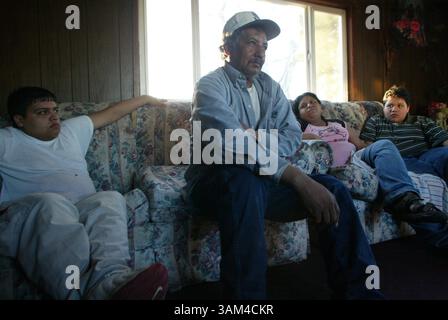 Mai 11, 2004 - USA - KEINE MAGIE, KEINE VERKÄUFE -- KRT US-NEWS STORY SCHLEPPTE: KRT FOTO VON THOMAS JAMES HURST/SEATTLE TIMES (11. Juli) Farmer Manuel Rivera zu Hause in seinem doppelten Trailer mit Kindern, von links, George, 16, Gregoria, 22, und Manuel Rivera Jr, 11. Er hofft, ihnen ein Leben außerhalb der Landwirtschaft zu geben. (cdm) 2004 (Vielfalt) (Bild: © Thomas James Hurst/mct/ZUMAPRESS.com) Stockfoto