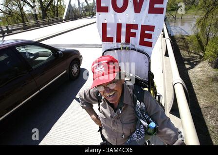 18. Mai 2004 – US-amerikanische NACHRICHTENGESCHICHTE SLUGGED: LIFETREK FOTO VON ERIC HYLDEN/GRAND FORKS HERALD (23. Mai) Steve Fugate macht am 18. Mai 2004 eine Pause auf der Kennedy Bridge zwischen Grand Forks, North Dakota und East Grand Forks, Minnesota. Er läuft durch die Vereinigten Staaten, um das Bewusstsein für Selbstmord zu schärfen. (Mvw) 2004 (Bild: © Eric Hylden/mct/ZUMAPRESS.com) Stockfoto