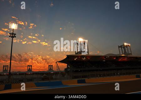 Sakhir, Bahrain. April 2025. Rundkurs Atmosphäre - Sonnenuntergang. 13.04.2025. Formel-1-Weltmeisterschaft, Rd 4, Grand Prix Von Bahrain, Sakhir, Bahrain, Wettkampftag. Das Foto sollte lauten: XPB/Alamy Live News. Stockfoto