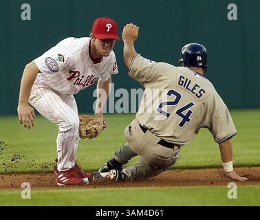 22. Mai 2004 - USA - KRT SPORTS STORY SLUGGED: PADRES-PHILLIES KRT FOTO VON MICHAEL PEREZ/PHILADELPHIA INQUIRER (22. Mai) PHILADELPHIA, PA - Philadelphia Second Baseman Chase Utley beschließt Brian Giles (24) aus San Diego, als Giles versuchte, die zweite Basis im ersten Inning des Phillies-Spiels gegen die Padres zu stehlen, Samstag, 22. Mai 2004, in PHILADELPHIA, in PHILADELPHIA, in PHILADELPHIA, in PHILADELPHIA, Pennsylvania. (smd) 2004 (Kreditbild: © Michael Perez/mct/ZUMAPRESS.com) Stockfoto
