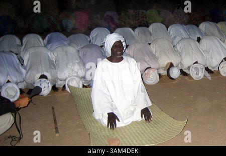 27. Mai 2004 - USA - KRT WORLD NEWS STORY SLUGGED: SUDAN KRT FOTO VON SUDARSAN RAGHAVAN/KRT (3. Juni) Flüchtlinge beten in einem Lager in Kas, Sudan. (gsb) 2004 (Vielfalt) (Kreditbild: © Sudarsan Raghavan/mct/ZUMAPRESS.com) Stockfoto