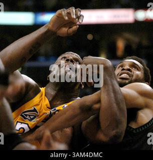 28. MAI 2004 – USA – KRT SPORTS STORY SLUGGED: TWOLVES-LAKERS KRT FOTO VON BEN GARVIN/ST. PAUL PIONEER PRESS (27. Mai) LOS ANGLES, CA -- Shaquille O'Neal, links in LOS Angeles, kämpft in der ersten Hälfte am Donnerstag, 27. Mai 2004 gegen Michael Olowokandi aus Minnesota. (gsb) 2004 (Kreditbild: © Ben Garvin/mct/ZUMAPRESS.com) Stockfoto