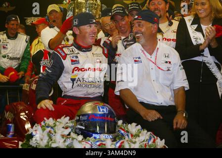 Mai 30, 2004 - USA - KEINE MAGIE, KEINE VERKÄUFE -- KRT SPORTS STORY SCHLEPPTE: INDY500 KRT FOTO VON RICH MILLER/INDIANAPOLIS STAR (Mai 30) SPEEDWAY, IN - Indy 500 Gewinner Buddy Rice, links, und Auto-Co-Eigentümer Bobby Rahal feiern ihren ersten Platz im Make-Shift-Siegeskreis Momente, nachdem er auf dem 88. Indianapolis 500 auf dem Indianapolis Motor Speedway IN Speedway IN Indiana am Sonntag, Indiana, 30. Mai 2004. Mai. Das Rennen wurde nach 180 Runden wegen Unwetters ausgerufen. (nk) 2004 (Bild: © Rich Miller/mct/ZUMAPRESS.com) Stockfoto