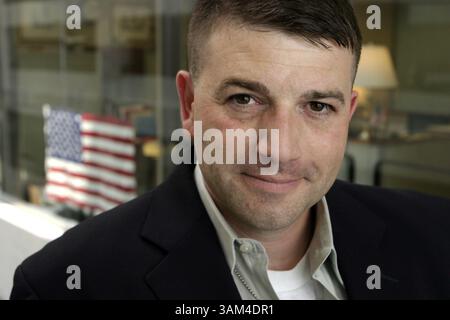 28. Mai 2004 - USA - SPECIAL TO THE PHILADELPHIA INQUIRER KRT US NEWS STORY SLUGGED: REYNOLDS KRT FOTOGRAFIE VON CHUCK KENNEDY/KRT (28. MAI) WASHINGTON, DC - Bill Reynolds Arlen Specters Sprecher erhielt eine E-Mail, in der er ihm alles Gute für seinen neuen Job wünschte und kommentierte, dass es selten sei, die Beschäftigung des Republikaners in Pennsylvania für einen anspruchsvolleren Job zu verlassen. Bill Reynolds hat sich darüber gelacht. Ein Major in den Marine Reserven, er ist auf dem Weg in den Irak. Er war davon abgezogen, zu gehen, und fühlte die Last widersprüchlicher Loyalität gegenüber seinem Land und Specter, der mitten in einer Wiederwahl ist. Im Gegensatz zu Ma Stockfoto