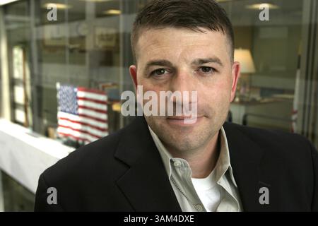 28. Mai 2004 - USA - SPECIAL TO THE PHILADELPHIA INQUIRER KRT US NEWS STORY SLUGGED: REYNOLDS KRT FOTOGRAFIE VON CHUCK KENNEDY/KRT (28. MAI) WASHINGTON, DC - Bill Reynolds Arlen Specters Sprecher erhielt eine E-Mail, in der er ihm alles Gute für seinen neuen Job wünschte und kommentierte, dass es selten sei, die Beschäftigung des Republikaners in Pennsylvania für einen anspruchsvolleren Job zu verlassen. Bill Reynolds hat sich darüber gelacht. Ein Major in den Marine Reserven, er ist auf dem Weg in den Irak. Er war davon abgezogen, zu gehen, und fühlte die Last widersprüchlicher Loyalität gegenüber seinem Land und Specter, der mitten in einer Wiederwahl ist. Im Gegensatz zu Ma Stockfoto