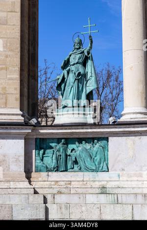 BUDAPEST, UNGARN - 13. MÄRZ 2023: Dies ist eine Bronzestatue des hl. Stephan und ein Basrelief auf der Kolonnade auf dem Heldenplatz. Stockfoto