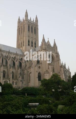 8. Juni 2004 - USA - KRT US NEWS STORY SLUGGED: REAGAN KRT FOTO VON NIKKI KAHN/KRT (8. Juni) die Beerdigung für den ehemaligen Präsidenten Ronald Reagan findet am Freitag, den 11. Juni 2004 in der National Cathedral in Washington, D.C. statt. Der Südeingang der Kathedrale ist am Dienstag, den 8. Juni 2004, vom Bischofsgarten aus zu sehen. (nk) 2004 (Bild: © Nikki Kahn/mct/ZUMAPRESS.com) Stockfoto