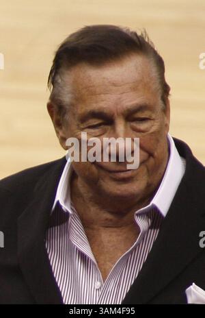 April 2014 – Los Angeles, Kalifornien, USA S - am Donnerstag, 1. Mai 2014, stimmte ein Komitee von 10 Besitzern dafür, dass „so schnell wie möglich voranschreiten“, um Donald Sterling wegen rassistischer Kommentare in einer Audioaufnahme seines Besitzes zu berauben. DATEIFOTO: Donald T. Sterling, Inhaber der Los Angeles Clippers während ihres NBA-Spiels gegen die Golden State Warriors im zweiten Spiel des Western Conference Quarterfinals im Staples Center in Los Angeles, Kalifornien, am Montag, den 21. April 2014. ARMANDO ARORIZO/PI (Kreditbild: © Prensa Internacional/ZUMAPRESS.com) Stockfoto