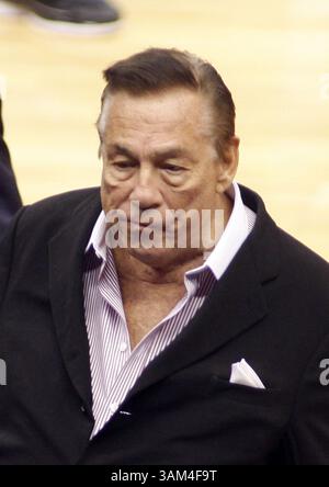 Mai 2014 – Los Angeles, Kalifornien, USA S - am Donnerstag, 1. Mai 2014, stimmte ein Komitee von 10 Besitzern dafür, dass „so schnell wie möglich voranschreiten“, um Donald Sterling wegen rassistischer Kommentare in einer Audioaufnahme seines Besitzes zu berauben. DATEIFOTO: Donald T. Sterling, Inhaber der Los Angeles Clippers während ihres NBA-Spiels gegen die Golden State Warriors im zweiten Spiel des Western Conference Quarterfinals im Staples Center in Los Angeles, Kalifornien, am Montag, den 21. April 2014. ARMANDO ARORIZO/PI (Kreditbild: © Prensa Internacional/ZUMAPRESS.com) Stockfoto