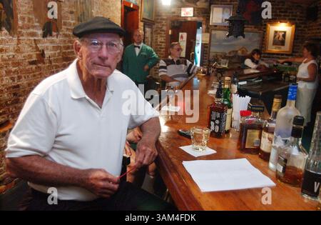 30. Juli 2003 - USA - KRT US NEWS STORY SLUGGED: OBIT-LARUE KRT FOTO VON JOHN FITZHUGH/BILOXI SUN HERALD (27. Juli) Fred Larue sieht die PBS-Retrospektive zum Watergate-Einbruch Mittwoch, 30. Juli 2003, im Restaurant des Old French House in Biloxi, Mississippi. LaRue, der erste Mann, der sich im Watergate-Skandal schuldig bekennt, starb am Dienstag, 27. Juli 2004. LaRue war als Sonderberater von Präsident Richard Nixon tätig, dann als enger Berater des ehemaligen Generalstaatsanwalts John Mitchell im Ausschuss zur Wiederwahl des Präsidenten und schließlich als Verteiler von „Scheuschgeld“. Stockfoto