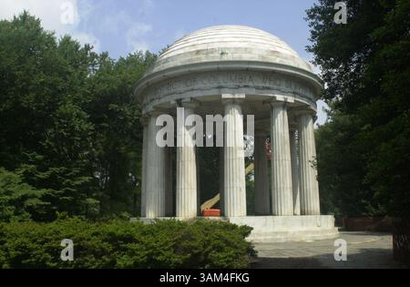 Juni 15, 2004 - USA - KRT US-NACHRICHTENGESCHICHTE SCHLEPPTE: PANDAMANIA KRT FOTO VON MICHAEL COLLINS/KRT (Juni ) WASHINGTON, DC -- das verfallende WWI-Denkmal wurde von dem hochpublizierten neuen World war II Memorial überschattet, (Credit Image: © Michael Collins/mct/ZUMAPRESS.com) Stockfoto
