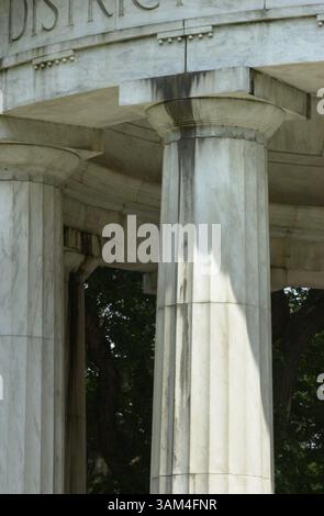 Juni 15, 2004 - USA - KRT US-NACHRICHTENGESCHICHTE SCHLEPPTE: PANDAMANIA KRT FOTO VON MICHAEL COLLINS/KRT (Juni ) WASHINGTON, DC -- das verfallende WWI-Denkmal wurde von dem hochpublizierten neuen World war II Memorial überschattet, (Credit Image: © Michael Collins/mct/ZUMAPRESS.com) Stockfoto
